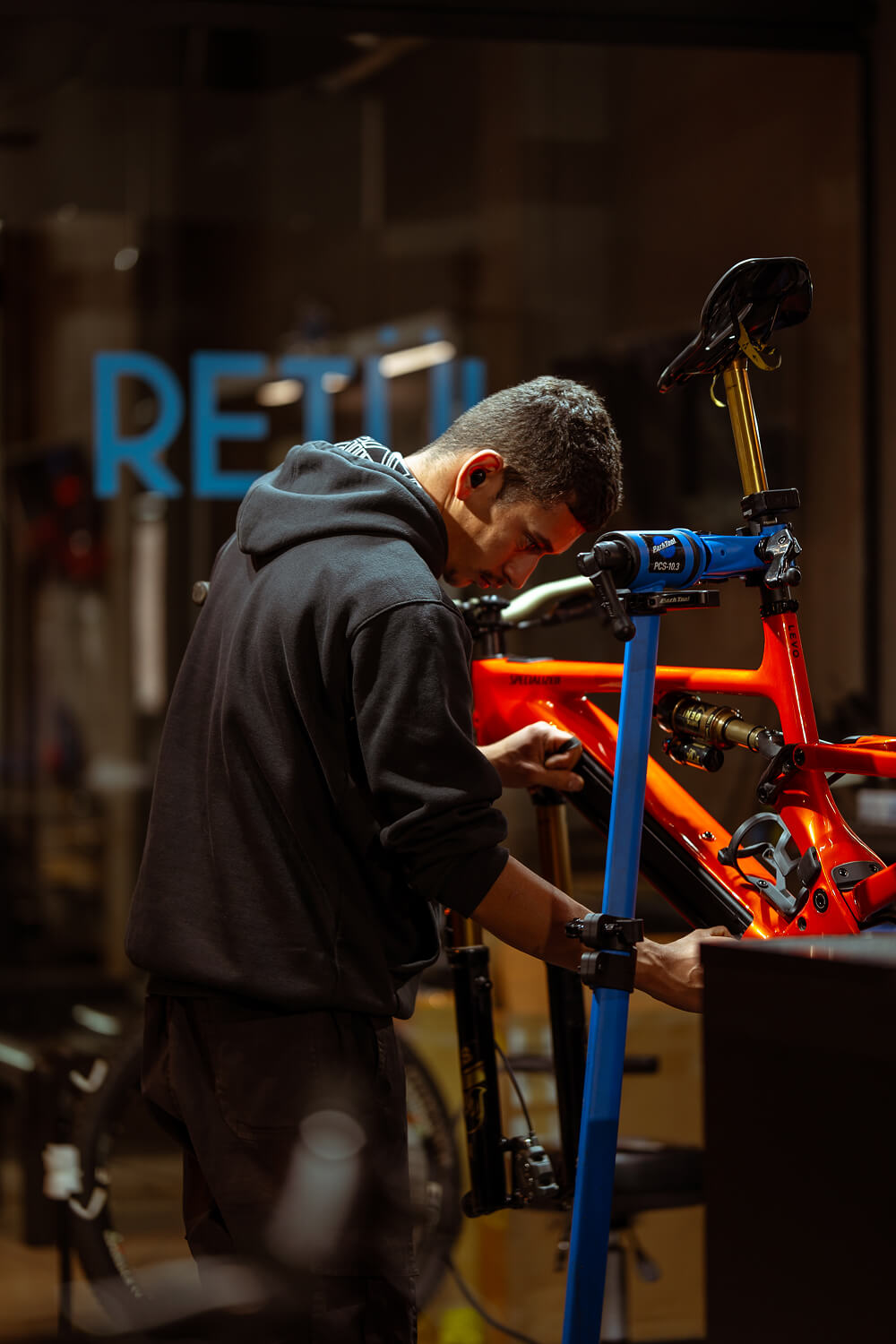 Mecânico Central Bike trabalhando em bike Specialized na oficina Retül